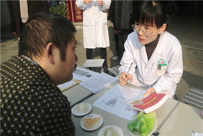 健康中國(guó)行在行動(dòng) 綿陽(yáng)市中醫(yī)醫(yī)院開展合理膳食義診咨詢活動(dòng)